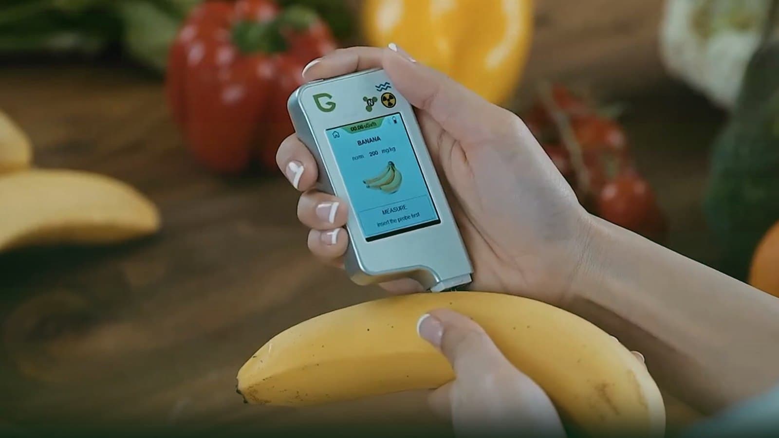 Екотестер Greentest перевіряє банан на вміст нітратів