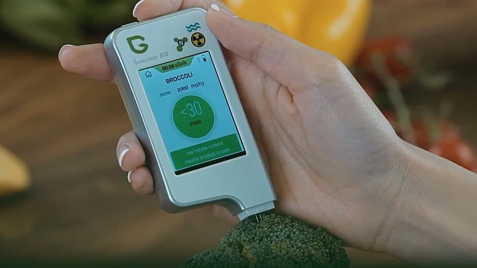 Екотестер Greentest показує зелений результат перевірки броколі